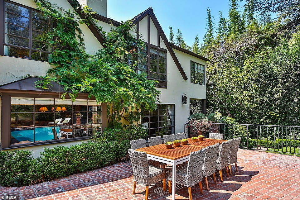 Rihanna buys m Beverly Hills mansion just next door to m home she bought 3 months ago (Photos)    