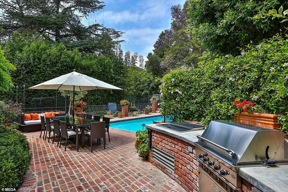 Rihanna buys m Beverly Hills mansion just next door to m home she bought 3 months ago (Photos)    