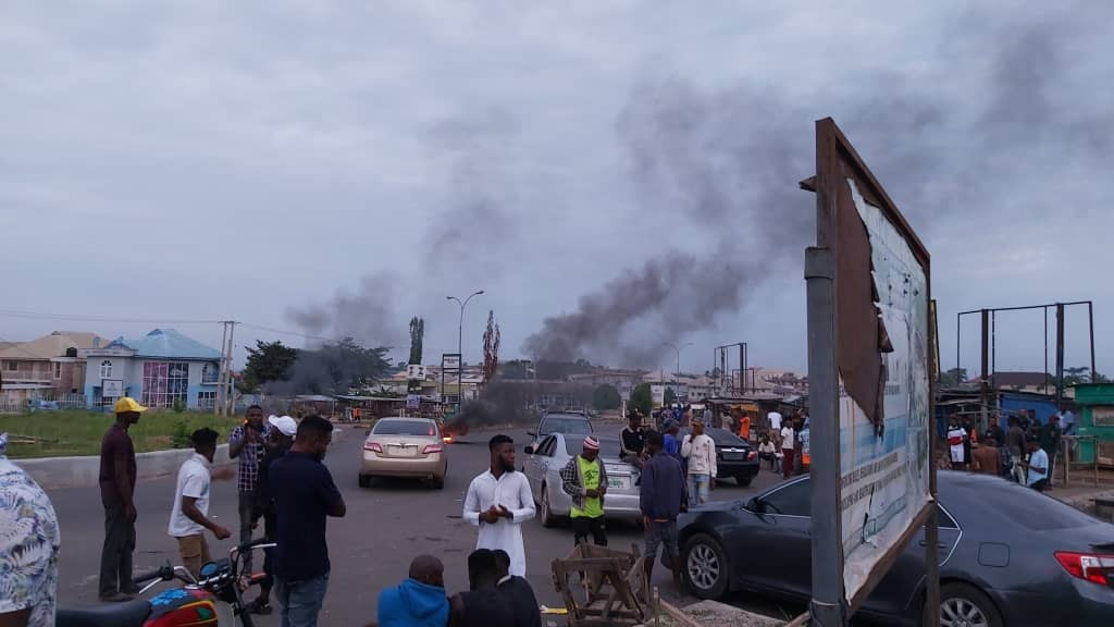 Youths and suspected Yahoo boys stage protest in Osogbo, accuse EFCC officials of extortion (photos/video)