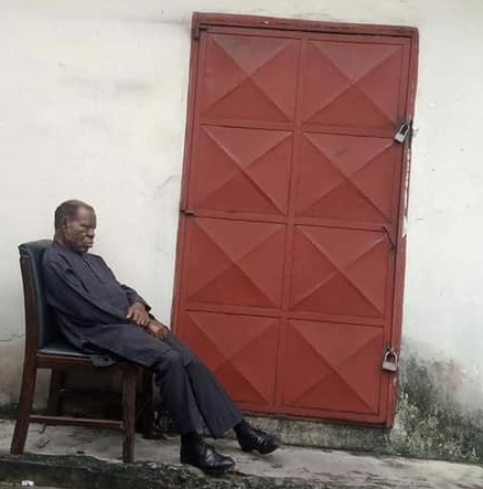 Landlord locks PHED officials in Port Harcourt out of their office over unpaid rent (photos)
