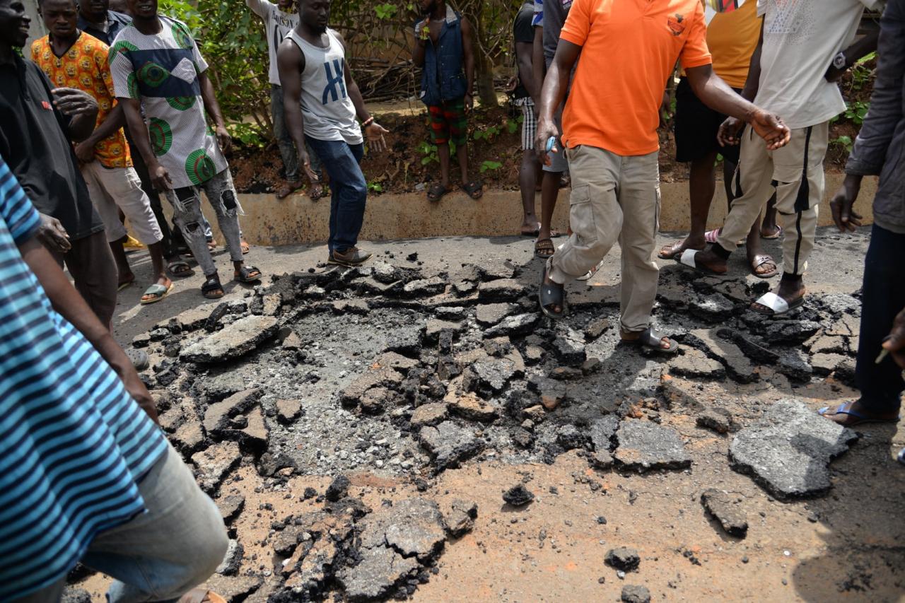  Edo state govt takes over road construction allegedly being built with inferior materials