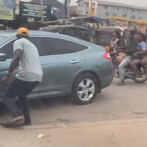 No traffic signs, no stop lights - American gospel singer, Byron Cage shares his traffic experience in Lagos (video)