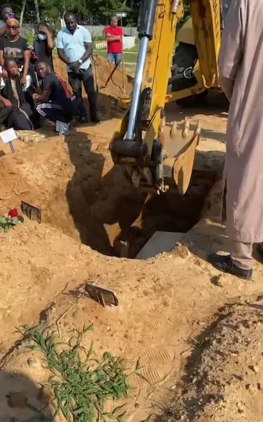 Photos and Videos from the funeral of singer Sound Sultan; his heartbroken wife Farida Fasasi breaks down 