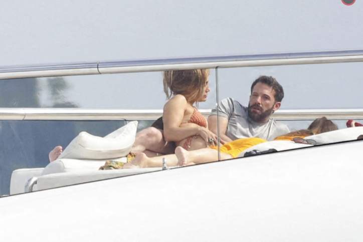 Ben Affleck grabs J.Lo