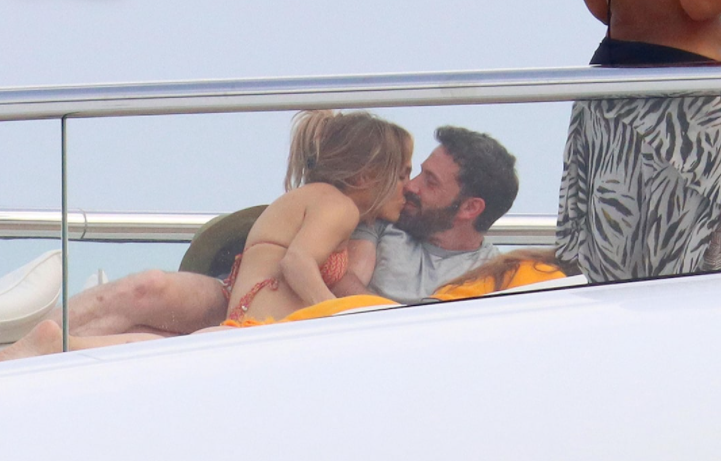 Ben Affleck grabs J.Lo