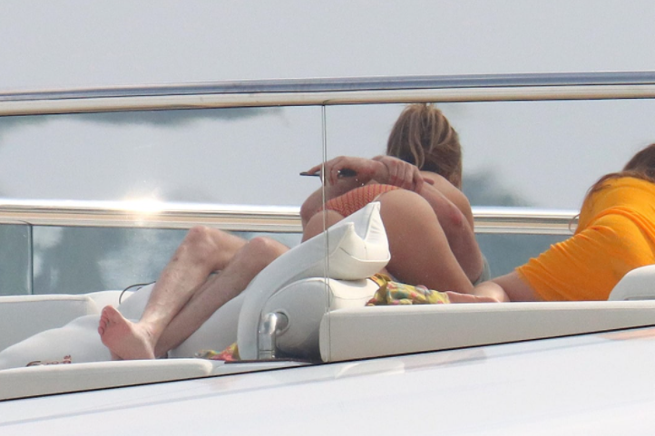 Ben Affleck grabs J.Lo