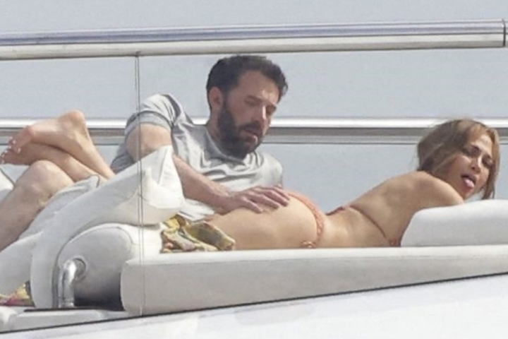 Ben Affleck grabs J.Lo