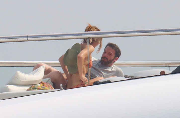 Ben Affleck grabs J.Lo