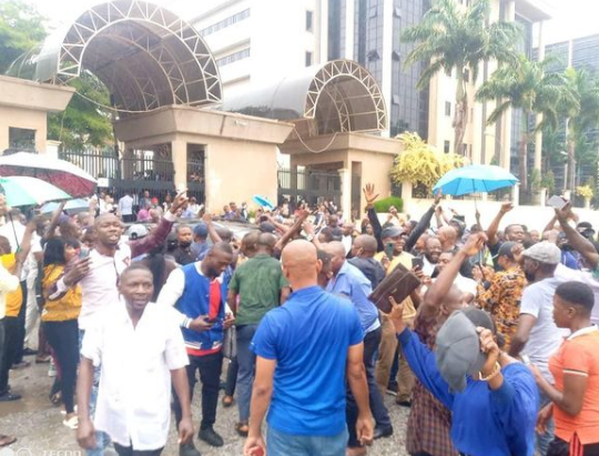 IPOB members protest at Federal High Court Abuja, demand release of their leader Nnamdi Kanu (video)