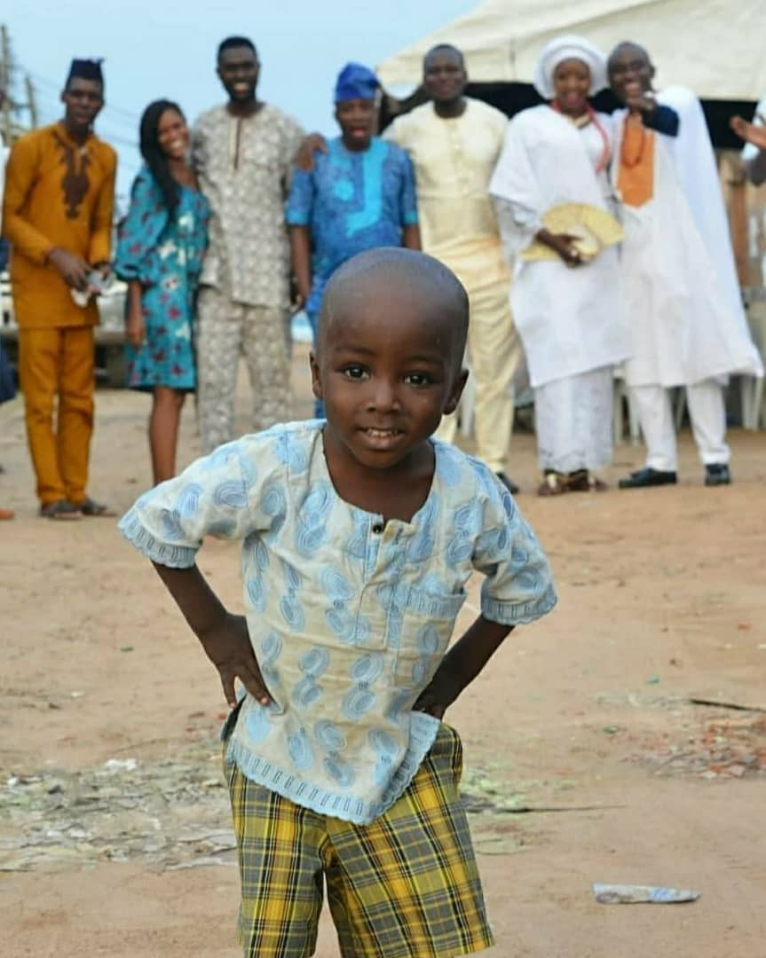 Remember the little boy who photobombed a couple