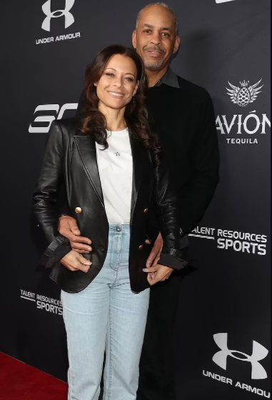 NBA star, Steph Curry?s parents accuse eachother of cheating during their 33 years of marriage as his mom files for divorce