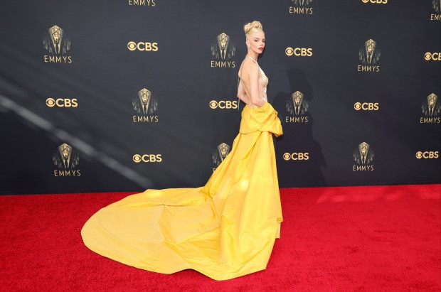Celebs stuns on the Emmys 2021 red carpet (photos)