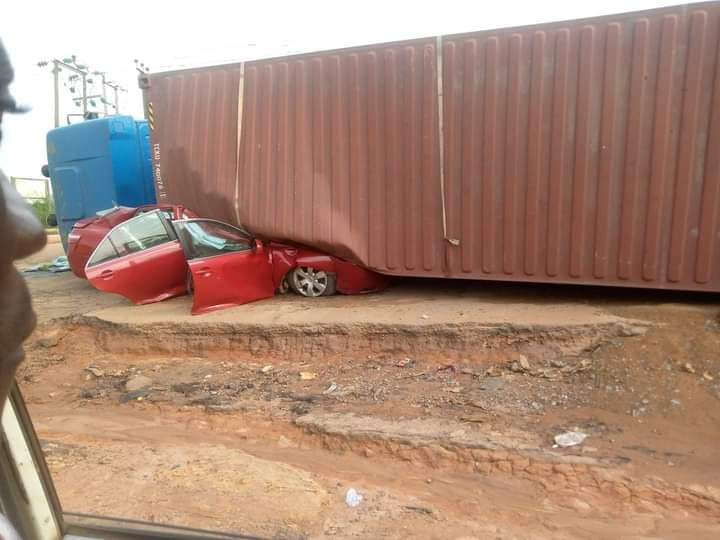 Occupants escape unhurt as container falls on vehicle in Ikorodu (photo)