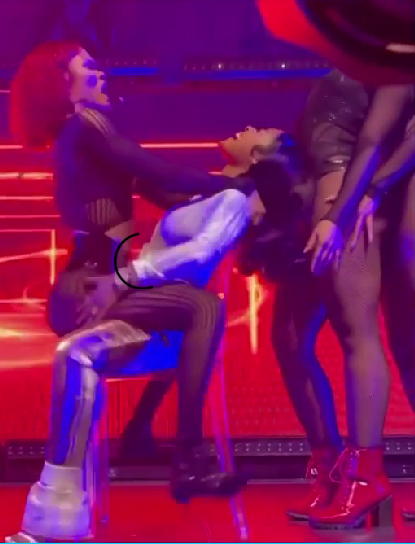 Teyana Taylor simulates s3x on stage as she grinds against Jayda Cheaves in steamy performance (video)