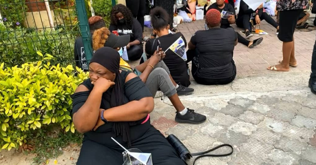 Nigerian women stage protest in front of Dowen College (photos)