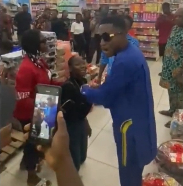 Woman in tears as she proposes to her boyfriend in a crowded mall and he rejected her proposal (video)