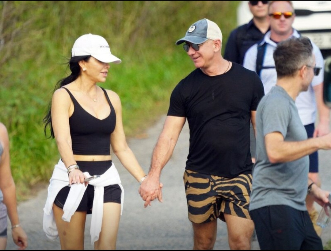 Jeff Bezos and girlfriend Lauren Sanchez can
