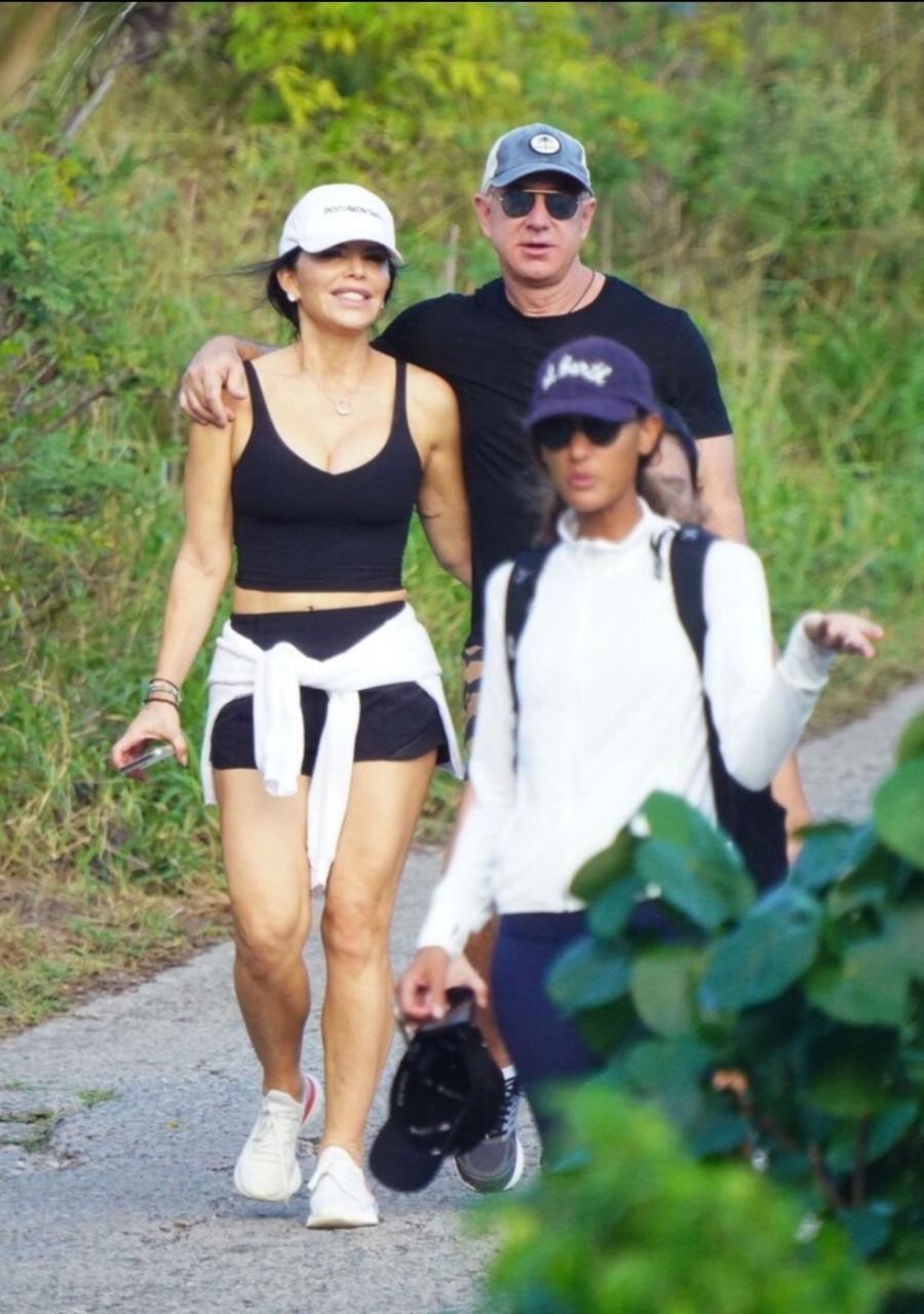 Jeff Bezos and girlfriend Lauren Sanchez can