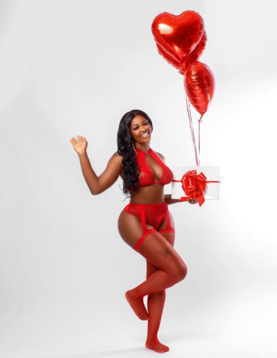 Reality TV star, Ka3na Jones, flashes her boobs and ass in sexy lingerie photos