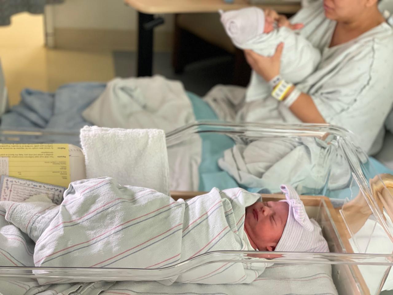 Mother gives birth to twins born in 2021 and 2022