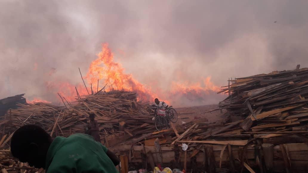 Fire guts plank market in Lagos (photos/video)