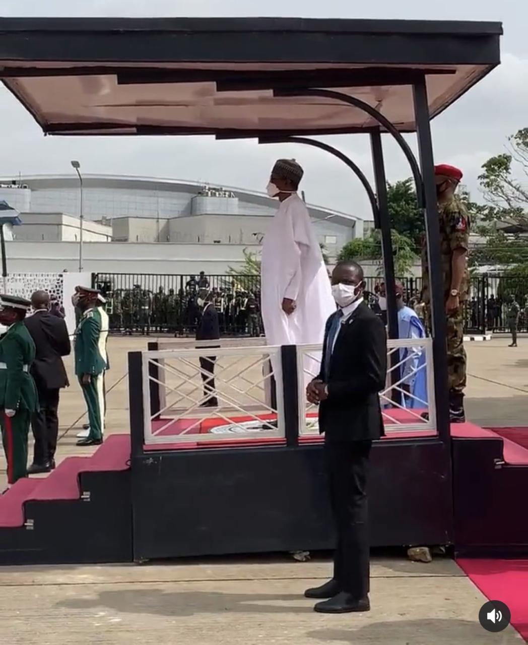 Kiddwaya reacts to stones being used to hold a stage President Buhari stood on after arriving Lagos to commission some projects
