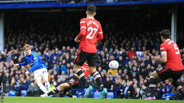 Anthony Gordon scores for Everton against Man Utd
