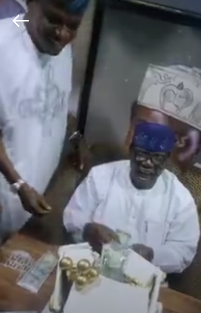  Veteran musician, Ebenezer Obey excited as he gets cake filled with dollar bills on 80th birthday