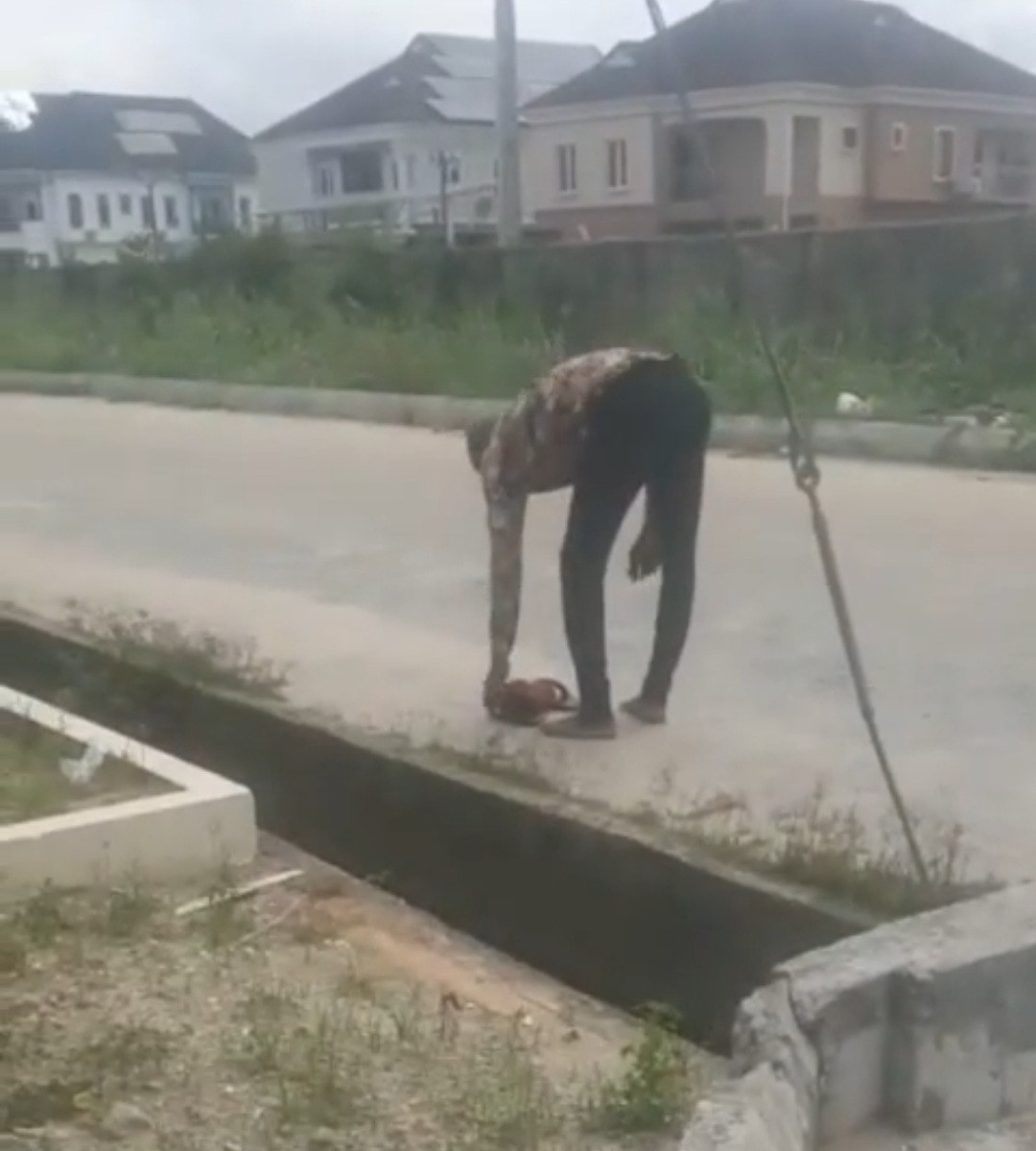 Woman confronts man after she caught him doing "rituals" at her junction in Abraham Adesanya estate, Lekki (video)