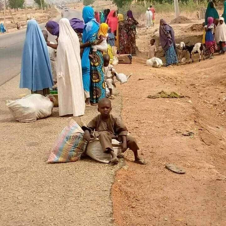 Residents of Zamfara village flee their homes due to continious bandits attack and kidnapping (photos)