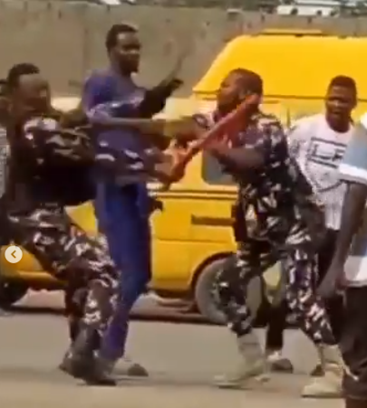 Police officers caught on camera fighting in Oshodi over the weekend (video)