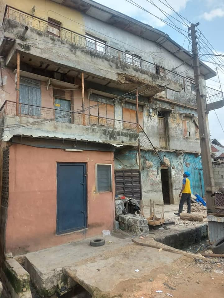 Lagos State Govt commences controlled demolition of partially collapsed building in Somolu 