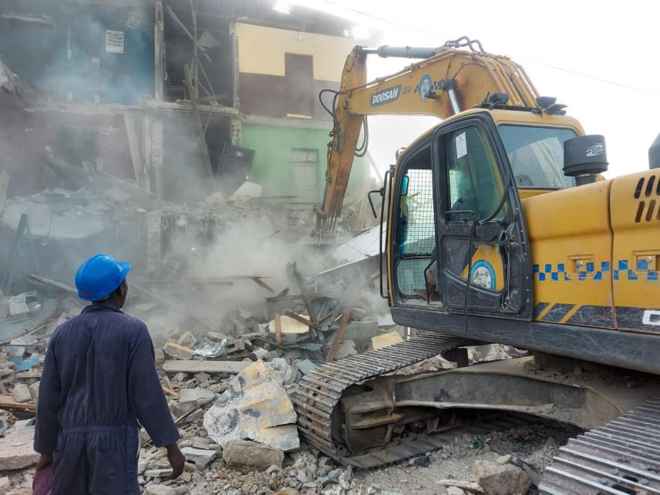 Lagos State Govt commences controlled demolition of partially collapsed building in Somolu 