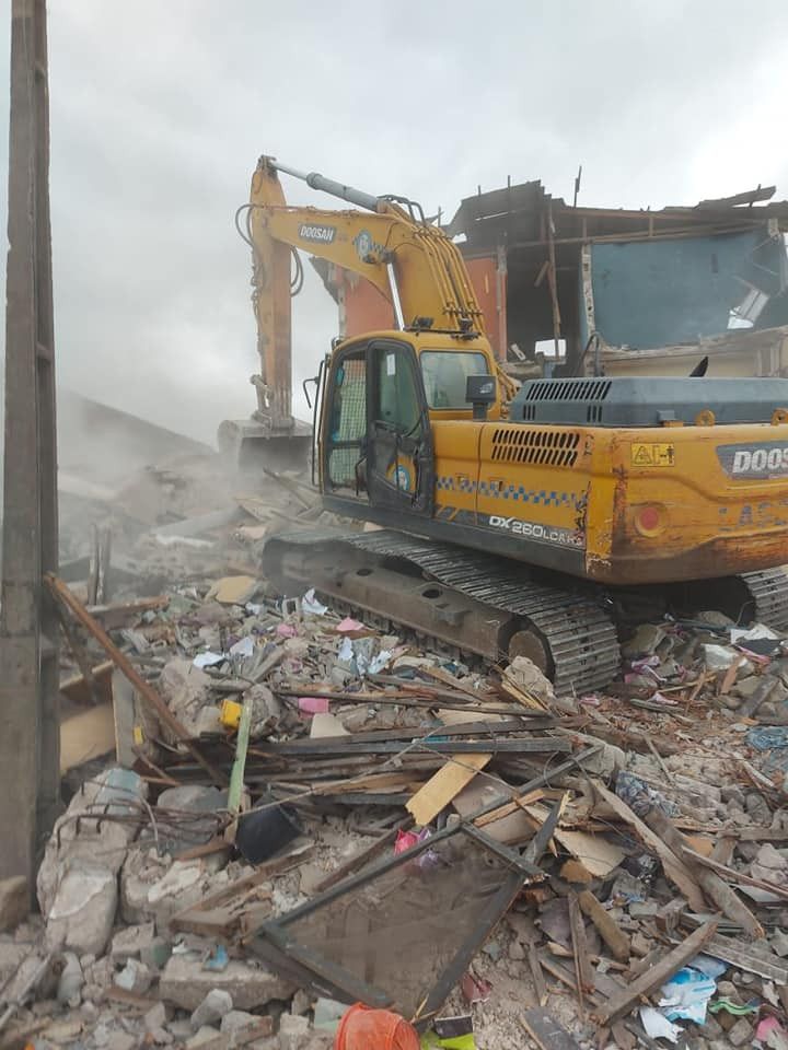 Lagos State Govt commences controlled demolition of partially collapsed building in Somolu 