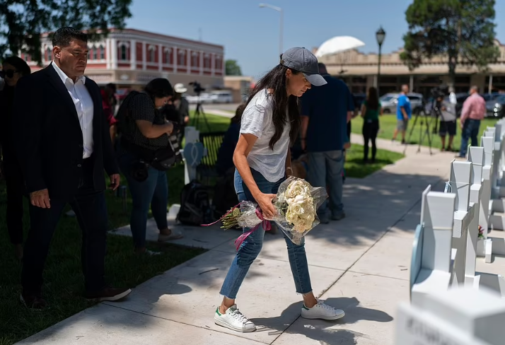Meghan Markle makes surprise appearance at memorial honoring Texas school shooting victims (photos)