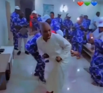 APC Presidential Primary: Watch MC Oluomo and his supporters rejoicing as Tinubu takes early lead (video)