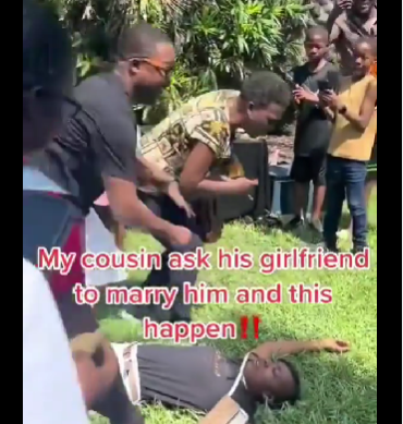 Woman collapses after boyfriend proposed to her (video)