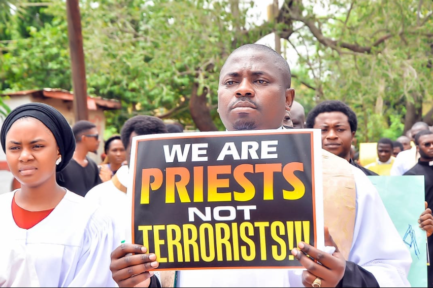 Hundreds of Catholic priests protest as colleague Fr. Vitus Borogo killed by terrorists is buried in Kaduna (photos)