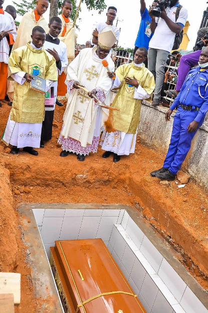 Hundreds of Catholic priests protest as colleague Fr. Vitus Borogo killed by terrorists is buried in Kaduna (photos)
