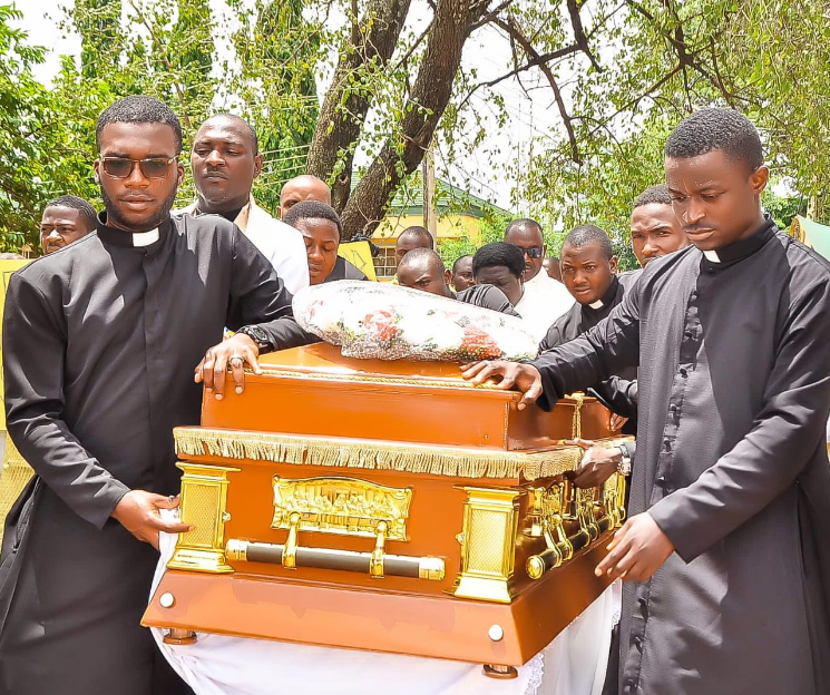 Hundreds of Catholic priests protest as colleague Fr. Vitus Borogo killed by terrorists is buried in Kaduna (photos)