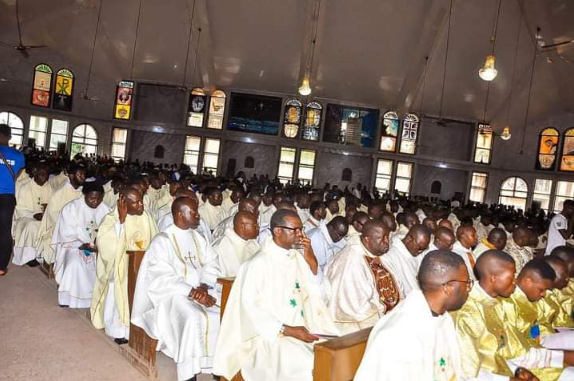 Hundreds of Catholic priests protest as colleague Fr. Vitus Borogo killed by terrorists is buried in Kaduna (photos)