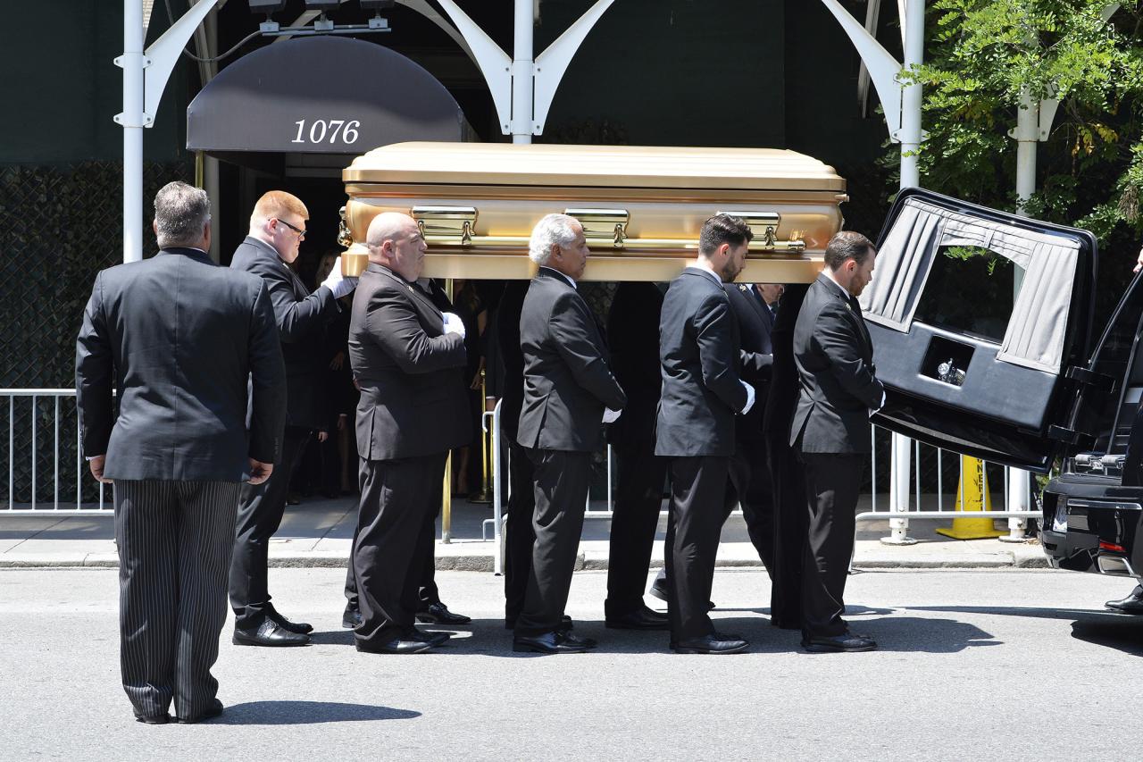 Ivana carried in gold casket as Trump family arrives at funeral (photos)