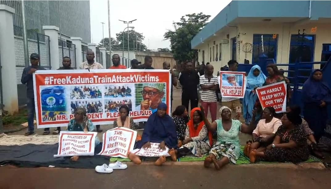 Family members of the remaining kidnapped Abuja-Kaduna Train passengers protest at transportation ministry (photos)