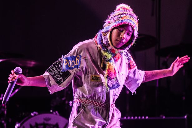 Willow Smith stops show after a fan fainted in the crowd 