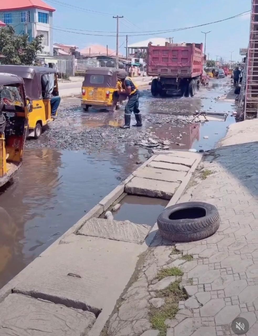 Super Eagles star Ahmed Musa sends N500,000 to former Nigerian Olympic Athlete Bassey Etim spotted filling Pot Holes in Ajah (video)