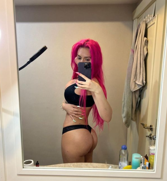 Woman with ?world?s biggest cheeks? shares photo?taken six years ago to show what she looked like before surgery