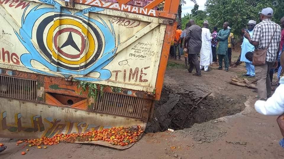 Commuters, motorists stranded as Minna-Bida road collapses due to heavy downpour (photos/video) 