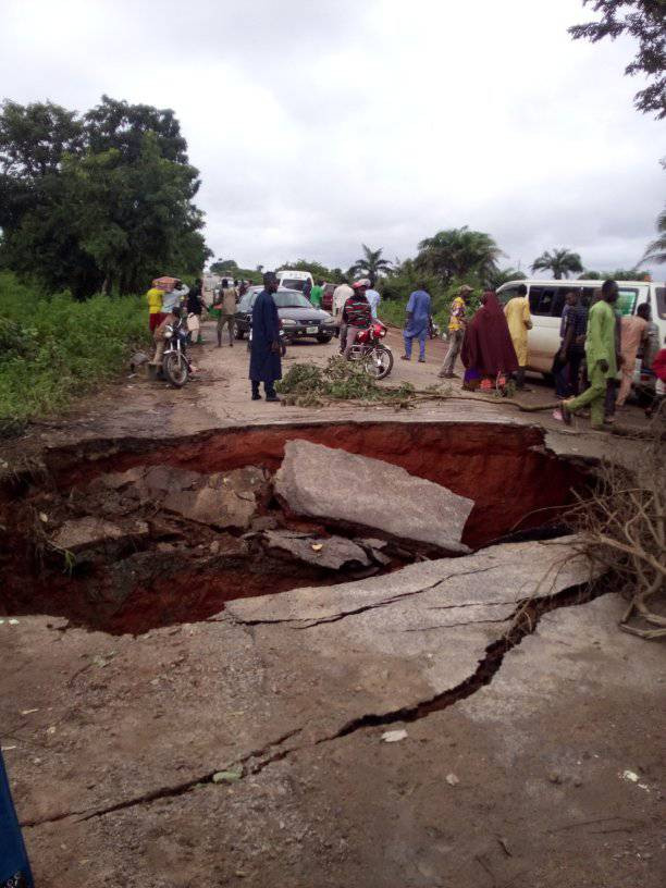 Commuters, motorists stranded as Minna-Bida road collapses due to heavy downpour (photos/video) 