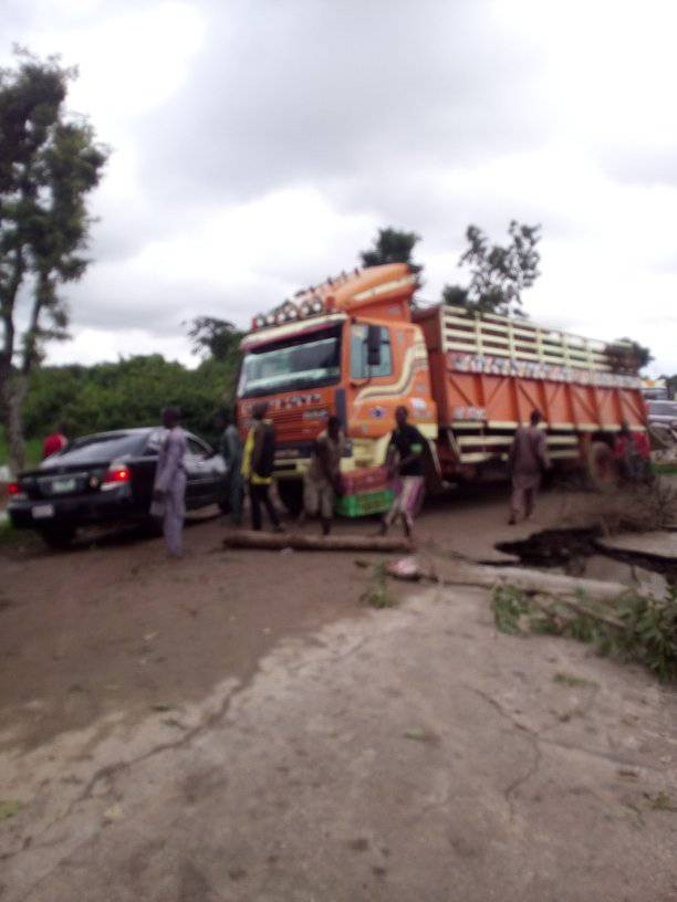 Commuters, motorists stranded as Minna-Bida road collapses due to heavy downpour (photos/video) 