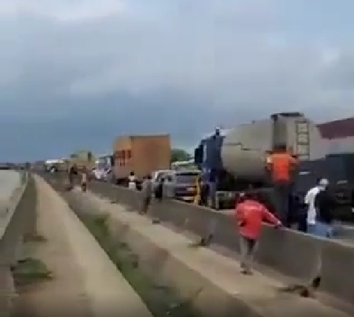 Students block Lagos-Ibadan expressway to protest ASUU strike (video)